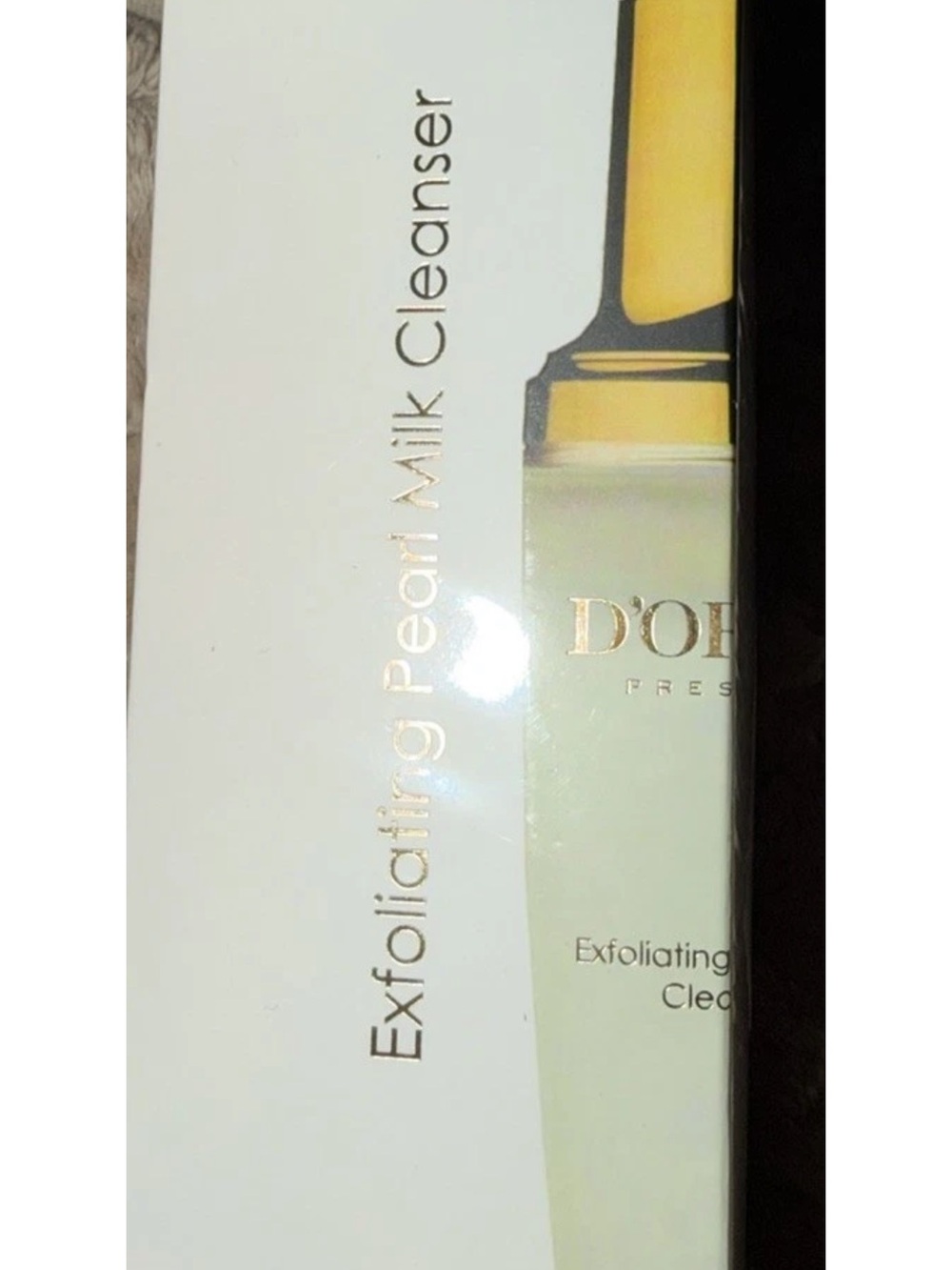 Exfoliating Pearl Milk Cleanser - White